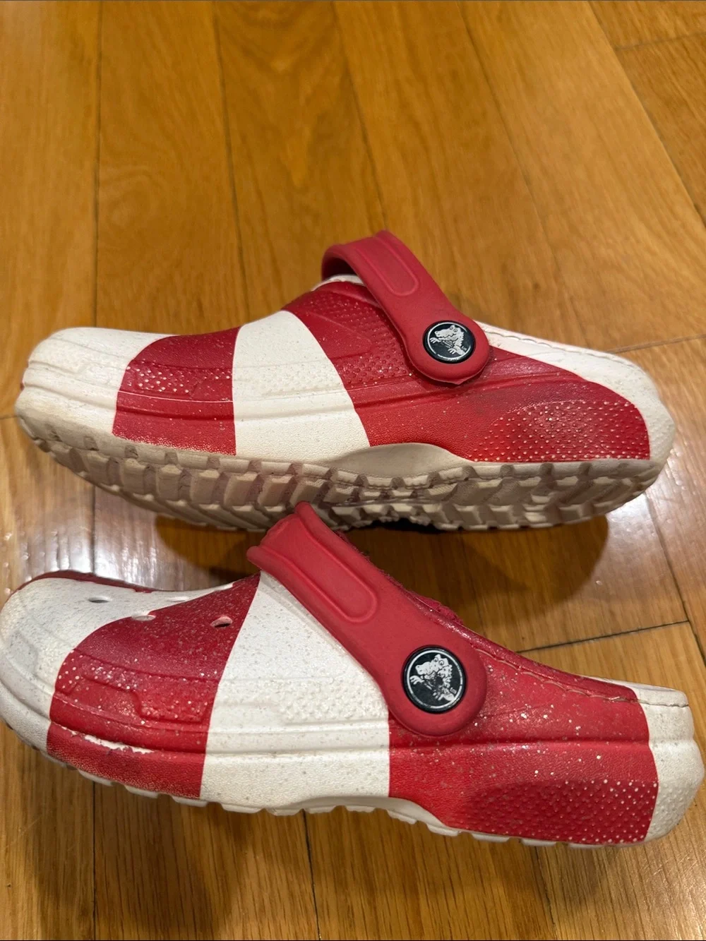 Crocs classic holiday red/white candy cane swirl lined clog size j1.